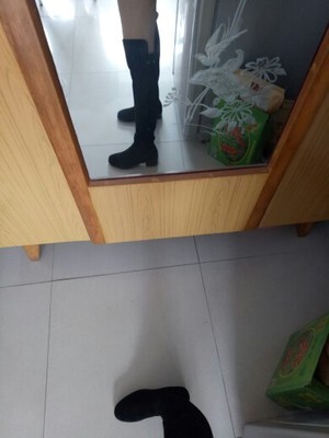 不愧等了这么久 ，灰常满意，鞋型很秀气，好脱好穿， 麂皮皮质很喜欢，也比较好打理，黑色款式真的很显腿瘦，哈哈哈哈哈哈 很奈斯啦 笔芯