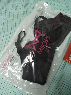 内衣终于收到了，虽然时间长了点但是没让我失望，内衣款式新穿着也舒服，还好选大了一个号，不错还会回购的。