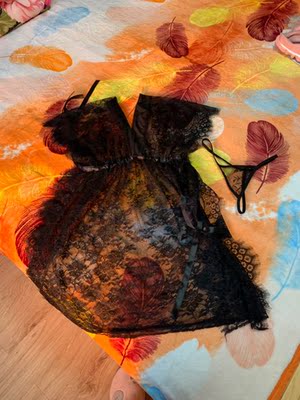 睡衣和图片一样，不错，我身高163,体重132斤，穿也合适，而且不显胖。