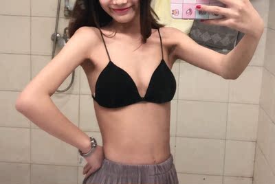 这件内衣是我穿过最舒服的一件内衣,没有之一,因为自己太瘦了,胸中间的那块骨头每次都被别的内衣磨的又疼又红,这件内衣完全没有这样的情况出现。而且吊带的这个设计特别性感,就算是露背的黑裙子穿这个内衣也很好看,也不用贴胸贴了!大爱!肩带是可调节的特别方便,打算再买一个别的颜色的~ 这件内衣是我穿过最舒服的一件内衣,没有之一,因为自己太瘦了,胸中间的那块骨头每次都被别的内衣磨的又疼又红,这件内衣完全没有这样的情况出现。而且吊带的这个设计特别性感,就算是露背的黑裙子穿这个内衣也很好看,也不用贴胸贴了!大爱!肩带是可调节的特别方便,打算再买一个别的颜色的~