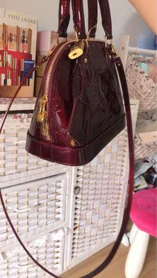 颜色一直是我想要的，过年了红色喜庆，大小刚好，款式新颖，品质完美，喜欢！