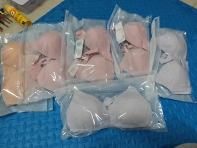 之前来过此店买一回,觉得好穿,这回又买了好些,留着备用哈,哈哈哈。 之前来过此店买一回,觉得好穿,这回又买了好些,留着备用哈,哈哈哈。