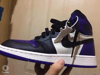 我什么都不多 就球鞋最多 哈哈哈哈哈哈哈 鞋盒都快放不下了 42家根本不用验