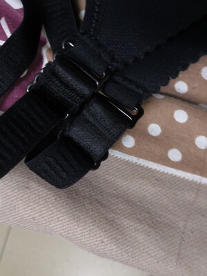 摸起来挺柔软的  也很舒服   就是这个带子洗的时候老是掉-_-||