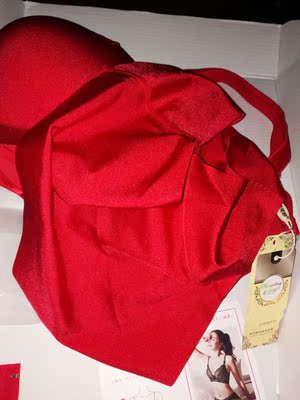 大红色的内衣内裤，内裤的弹性不是特别大，是无痕内裤。内衣聚拢效果还可以，毕竟前面有绳子拉着嘛！质量还不错，就是拿回来试穿了一下，不知道日常穿会不会往上跑，这款收副乳不行，就是冲着聚拢买的