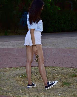 真不错，非常轻盈，舒服，样式比较潮流，鞋可以配多样式衣服，值得信赖哦，码数刚合适 物美价廉。质量也很好