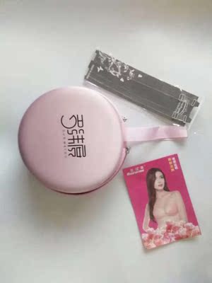 这个穿着好舒服啊，完全没有被肩带勒着的感觉，穿裙子和吊带都不会尴尬了.而且它不会滑，很稳，非常的集中挺拔，穿着特别舒服,晚上撕下来清洗之后 还很粘，可以反复使用，平时穿白色的裙子或者是T恤都是可以穿的，不会透的哦，推荐大家购买