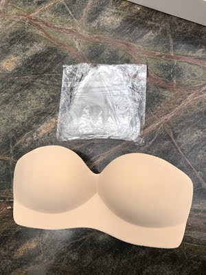 和店家描述的一样，还送了一个透明的胸后贴，肤色很正，还没试穿，试穿后来追评。