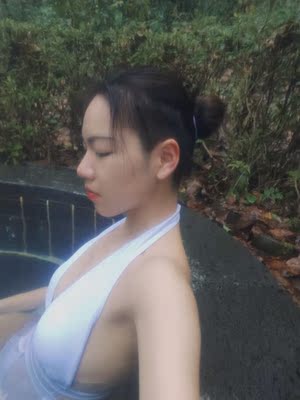 很性感。白色的超级显身材～就是腰有点大，我直接打了个死扣