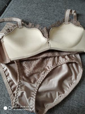 刚收到就拆下来看了，质量真的很好，摸起来很舒服😊