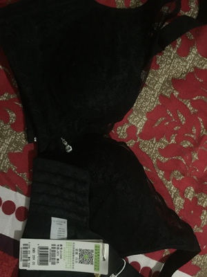 大家参考下图一型号，图2三件比较满意，穿上聚拢效果不错，收副乳效果可以。图3各方面效果一般，肩带略显单薄。图4黑色杯挺立体的，红色也不错，人有点懵，到货才知道买的38的，送老妈好了。图5还行。尺码都比较正，就是味道太刺鼻了，在网上买第一次遇到。