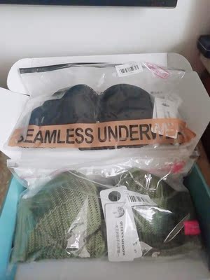 盒子很用心!质量不错,拿在手里沉甸甸的,也很柔软,版型很好,穿着很舒服非常好看,值得拥有, 盒子很用心!质量不错,拿在手里沉甸甸的,也很柔软,版型很好,穿着很舒服非常好看,值得拥有,