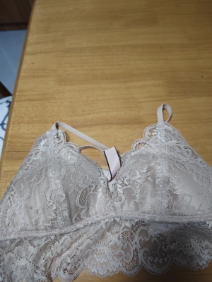 胸垫很薄。蕾丝还行，不会膈皮肤。颜色比照片里稍红一点。