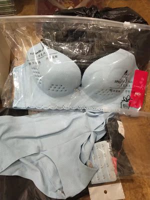 料子还不错，摸着很舒服！卖家还给了一个多余的背扣！服务态度挺好，超赞！