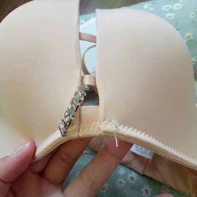 我第一次穿的时候还觉得这个款质量不错来着，所以回购了结果今天发现只穿了两次的灰蓝色肩带的钩子已经断了？？？那那件是不是废了？懵逼脸。这件肉色真的是一到就洗了，穿都没穿过，今天晒干了收下来发现肩带钩子掉漆了，那个铁标一边掉了？？？真的不是在逗我？我买了这么多年内衣就你们家买的两件出状况，一件断了钩子、一件掉了铁标。我也是第一次买到钩子会断的内衣，受教了。