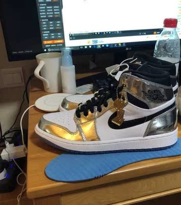 鞋子很棒无色差，皮质很好，摸起来也很光滑，应该是正品的