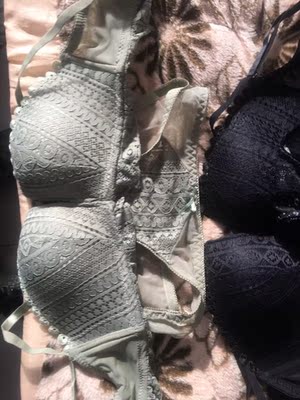 快递速度快，卖家服务也很好哦，内衣颜色很好看，聚拢效果也很好啊，穿上后事业线炒鸡深！客服推荐的码数穿起来刚刚好，穿着很舒服没啥异味，重要是穿起来很舒服啊，面料也是很舒服的，很亲肤，穿身上非常贴身很舒服也不嘞  很舒适不勒胸 而且做工精致，没有色差，就是自己想要的颜色。真的是太喜欢太满意了，以后都不用担心会空杯、压杯和不透气的问题了，推荐给大家