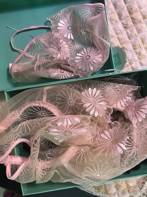 好看 质量不错 但是有味道 洗完拿洗衣液泡了好一会，超过55的妞的注意 下身微胖的女孩短裤估计穿不了，短裤没有弹性 别的还不错 店家改进一下会更好！总的来说比较喜欢