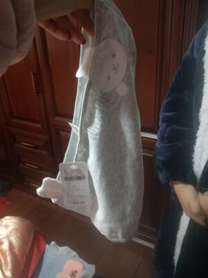 还不错呀，质量啥的都挺好的，外形也很OK，可以看一下我拍的图，都是自己实拍的买家秀啊，就是拍的随意了点，还是蛮喜欢的，非常符合我的要求，物美价廉，能买到很开心，还很美的呢！吼吼吼吼，小可爱希望少吃一点，多瘦一下，变得更美丽呀，天天开开心心，真的要更努力赚钱啊！⊙▽⊙