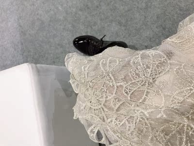 仙气十足的裙子，颜色是好看的香槟色，蕾丝加金丝，非常精致。