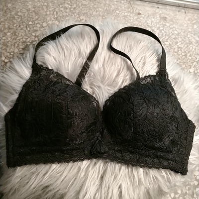 第一眼包装精美~发货也快,蕾丝式做工细致,柔软手感好,穿着舒适,无钢圈,很满意。 第一眼包装精美~发货也快,蕾丝式做工细致,柔软手感好,穿着舒适,无钢圈,很满意。