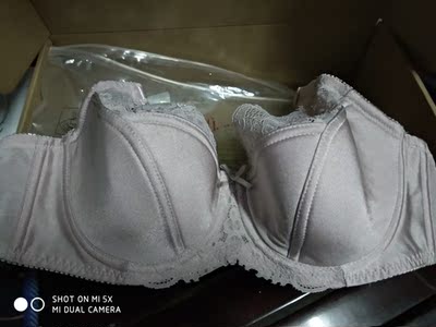 内衣看着不错，薄款，不勒，做工也不错，品牌信的过，尺码准
