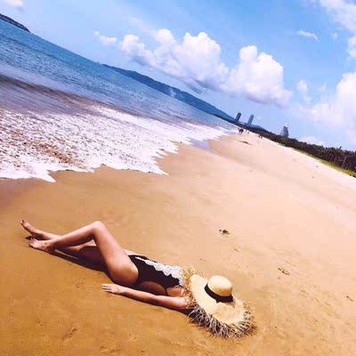 泳衣特别显瘦哦，很好看，蕾丝设计很高级，露背设计很性感，去三亚旅游妥妥的穿，送的披纱质量很好，最喜欢的一件泳衣～