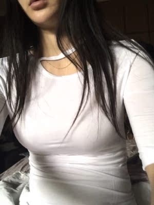 宝贝用了感觉胸部圆润挺拔了很多，这个产品真的非常的滋润，特别的易吸收，本来拿到时看到这么好的包装就很惊喜，很高兴，摸起来也没有刺激的感觉呢，以前我胸部有些外扩的，现在也聚拢起来了，主要变得丰满了好多，胸部皮肤也变得更细嫩白皙了，产品效果真不错，值得购买。嘿嘿，坚持使用下去会收获更好的结果，当然你们也赶紧行动起来吧