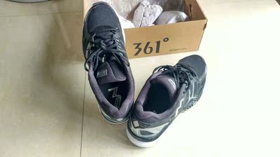 鞋子轻，穿上脚很舒服，颜值高，大小刚好，和一些世界名牌大牌子的产品有得一比，希望运动跑步感觉更好吧。