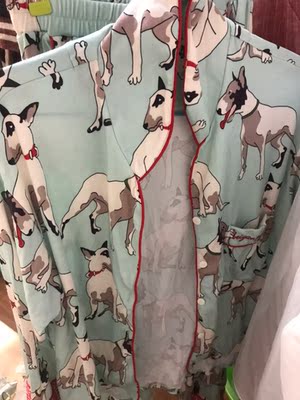 这套料子最舒服了，配色特别爱，领口是比较低的