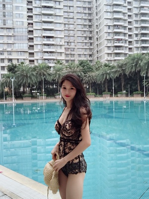 我称这款宝贝为性感小泳衣哦！重点是上身显身材，面料摸起来软软的，上身舒服不扎！本人身高162，体重82，拍m码刚好哈！