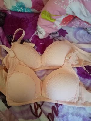 内衣是纯棉的，好穿，比在实体店买的质量要好又实惠。穿了几次了才评的！前面买的一件肤色一件浅灰色，肤色的最后一排扣子少了一颗是洗过水后要穿时才发现的，也不影响穿着！跟客服说了二话不说又给我寄了一件肤色的！等于两件的价格买到了三件，卖家这信誉真是太好了！必须好评！祝卖家生意兴隆！