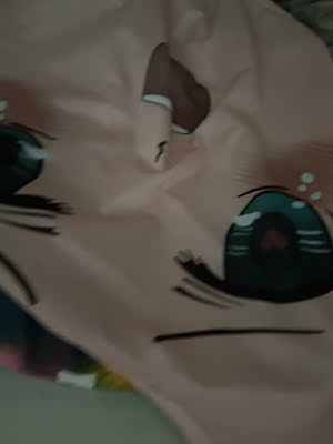 是有点弹性的那种料子,两面的图案很可爱,然后也不是完全一样的,少女心十足,可爱又性感。 是有点弹性的那种料子,两面的图案很可爱,然后也不是完全一样的,少女心十足,可爱又性感。