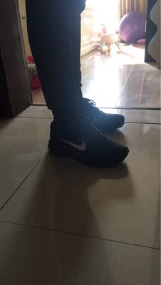 鞋子很舒服,大小合适,外观很酷,店主还送一双袜子 鞋子很舒服,大小合适,外观很酷,店主还送一双袜子