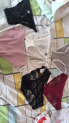 摸着特别舒服。一直从兔子家买内裤了，老顾客，便宜好看质量也好，推荐购买，喜欢的朋友们不要犹豫了