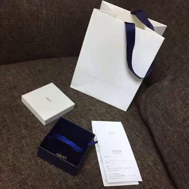 收到宝贝了,店家说支持检测,所以逛街的时候去商场黄金柜台检测了是正品18k金,现在可以放心戴了,中心小红心很精致,代购的包装跟之前买的其他链子的包装也不一样,算是比较满意的网购 收到宝贝了,店家说支持检测,所以逛街的时候去商场黄金柜台检测了是正品18k金,现在可以放心戴了,中心小红心很精致,代购的包装跟之前买的其他链子的包装也不一样,算是比较满意的网购