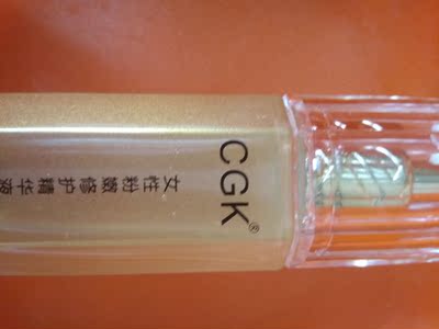 产品是透明的有点拉丝的感觉,成份是玫瑰花和蜗牛原液提取物。滋润效果不错。每次用时按下喷头挤出三滴,说明上说早晚各一次,我每天用的三次。会不会有点心急了? 产品是透明的有点拉丝的感觉,成份是玫瑰花和蜗牛原液提取物。滋润效果不错。每次用时按下喷头挤出三滴,说明上说早晚各一次,我每天用的三次。会不会有点心急了?