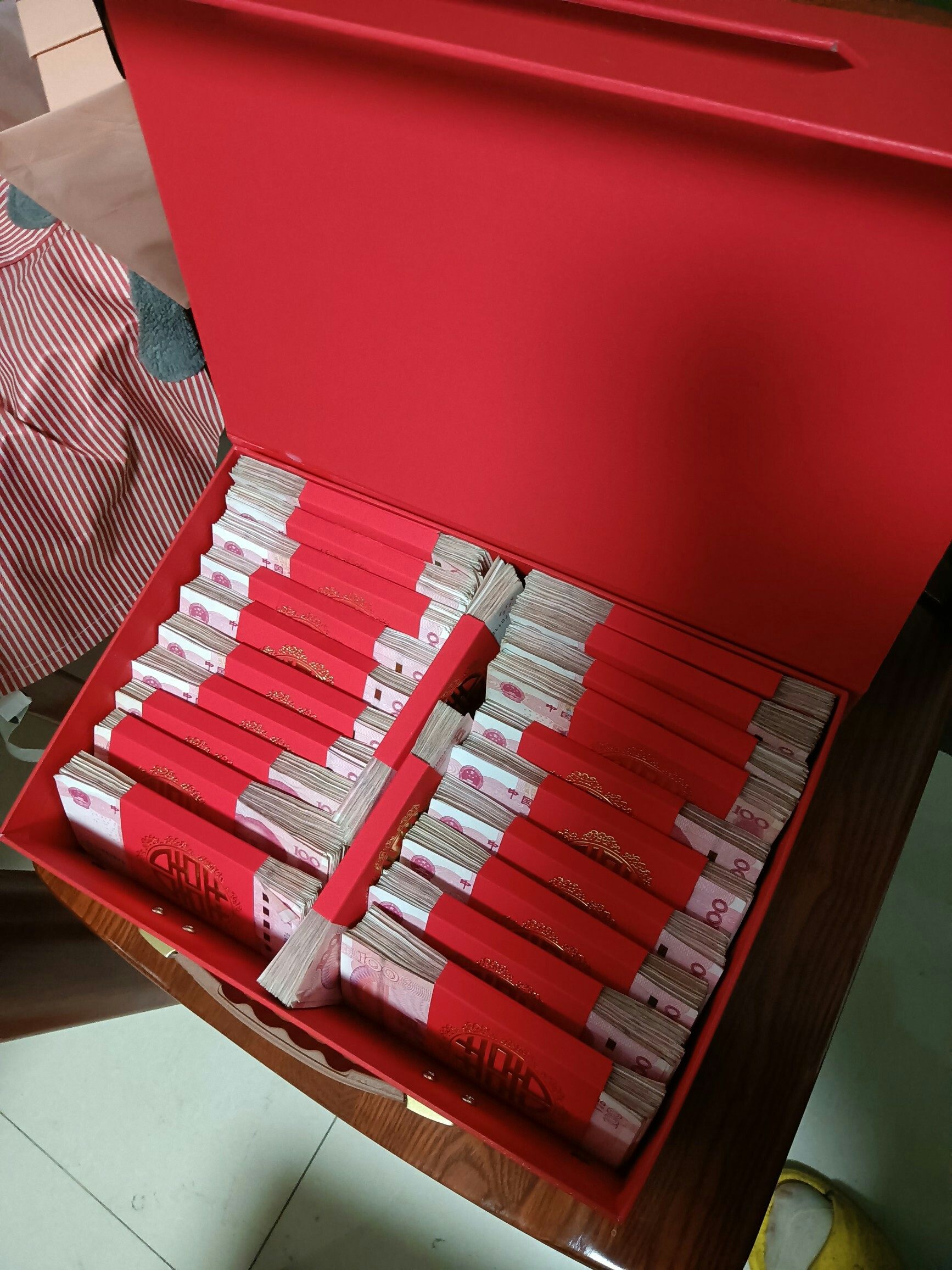 彩礼箱收到了,颜色正,大气,卖家服务好