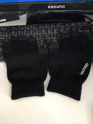 手套是触屏的，不错，冬天玩手机手冷，戴上触屏手套玩手机就不冷了，冬天手机控的福音。