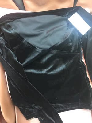 衣服质量很好👍穿着很舒服！很暖面料！款式很特别！特别喜欢！下次再来！快递非常给力！很快就到货了！适合现在冷天打底很棒👍