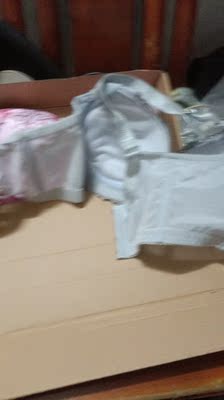 一厚一薄,不好看就算了。还很紧。根本穿不了。找客服备注送排扣也不送。态度也不好。真的好无语。最好别买。一点都不好。 一厚一薄,不好看就算了。还很紧。根本穿不了。找客服备注送排扣也不送。态度也不好。真的好无语。最好别买。一点都不好。