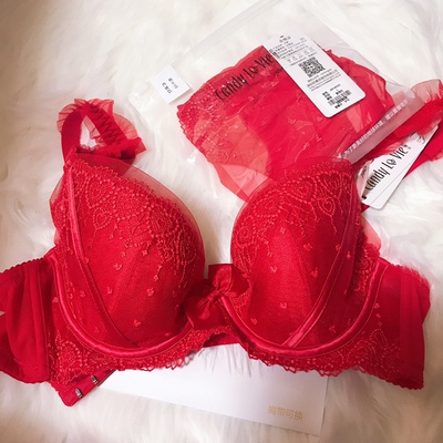 抱着买红内衣过本命年的心态种草了黑色的这个,也不知道本命年能不能穿黑色这套,真的要赞一下这家的服务态度,推荐尺码的时候很负责,客服推荐的尺码是75D或者75E,想着在减肥就买了75D,还是稍微有点罩不住,拉一拉还好,希望减肥成功了穿的刚刚好。还送了替换的肩带,推荐了,穿的好的话会回购的 抱着买红内衣过本命年的心态种草了黑色的这个,也不知道本命年能不能穿黑色这套,真的要赞一下这家的服务态度,推荐尺码的时候很负责,客服推荐的尺码是75D或者75E,想着在减肥就买了75D,还是稍微有点罩不住,拉一拉还好,希望减肥成功了穿的刚刚好。还送了替换的肩带,推荐了,穿的好的话会回购的