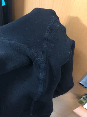 之前买过两条 黑色和深灰的 感觉质量真的挺好的 尤其黑色的 穿着真的很舒服 但是！这次回购发现差好多好多 价钱没少但衣服质量也差太多了 首先比较薄没以前的厚 其次是起筋起球现象 我之前买的都穿了去年的 跟现在买的这条看起来差不多 甚至只穿到第二次脚趾那里就破洞了。不知道为什么追着质量好来回购的 结果好失望