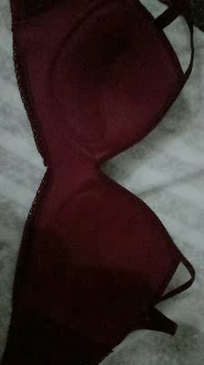 浸水会褪色,上衣会比较挤,胸部都被挤到上方了。 浸水会褪色,上衣会比较挤,胸部都被挤到上方了。