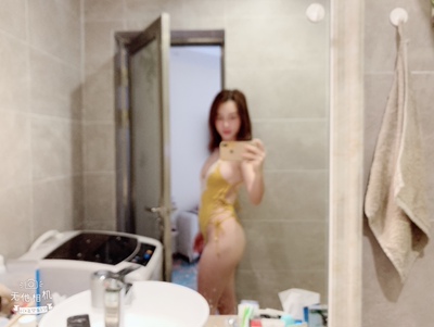 只能说性感的不能再性感了，踩着圣诞后实在没小伙伴陪我去游泳帮我拍照，只能靠自拍，给大家来个真实买家秀，不要太性感了😢😢请忽略背景😂