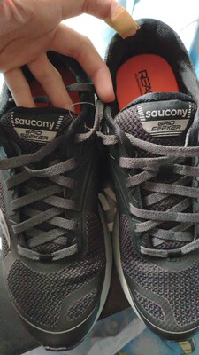 无力吐槽这个做工，左边的鞋子是新的，右边的鞋子感觉是旧的一样，好像被人穿过很多次一样。右边鞋舌上面的标志贴的都是歪的。不过也就两百块钱不到那个将就着穿吧。左边的鞋子明显比右边的鞋子小，感觉左边写的是真的又邪是假的。右边的鞋子还鼓出了一个包，我也是服了这个做工了。右边的鞋子，它的包裹性。传上之后还留了非常大的空气，而左边的鞋子他的空袭是距离是正好的。我也不知道这双鞋子左边和右边到底是怎么回事了。我也懒得退货了，反正给个差评吧，反正我之前也是在这家买过鞋子的。总的来说还是比较好的，但是这双鞋子我真的是无力吐槽了。