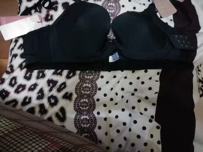 很不错的内衣，做工细致，面料柔滑，弹性好，罩杯海绵薄厚适中，还送了加长排扣，穿的舒服的话以后都在你家买了。