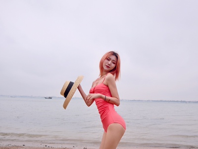 泳衣灰常好，显腿长，也显瘦，狠得体也狠性感性价比高，值得购买哦!最重要的是物流也狠快，前天晚上买的今天就到货了