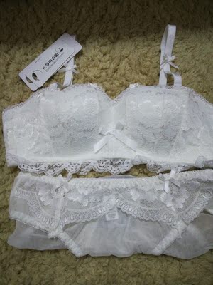 内衣挺好穿的，很显胸，很喜欢这种两种穿法的，夏天快到了，穿露肩膀的衣服穿赞爆了，内裤有点小性感哈哈，送的有一个很宽的带子弄无肩带的穿法，感觉很适合小胸妹子的，强推啊。