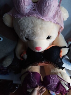 内衣不薄也不厚，双十一有活动一次买了三件，很实惠，同样的价钱在实体店一件也要一百多，还没有赠品和折扣，双十一这次购物很愉快，实体店一件的价格可以在活动期间买到三件内衣。建议各位宝宝们，买了内衣先通风散散味道，再手洗。